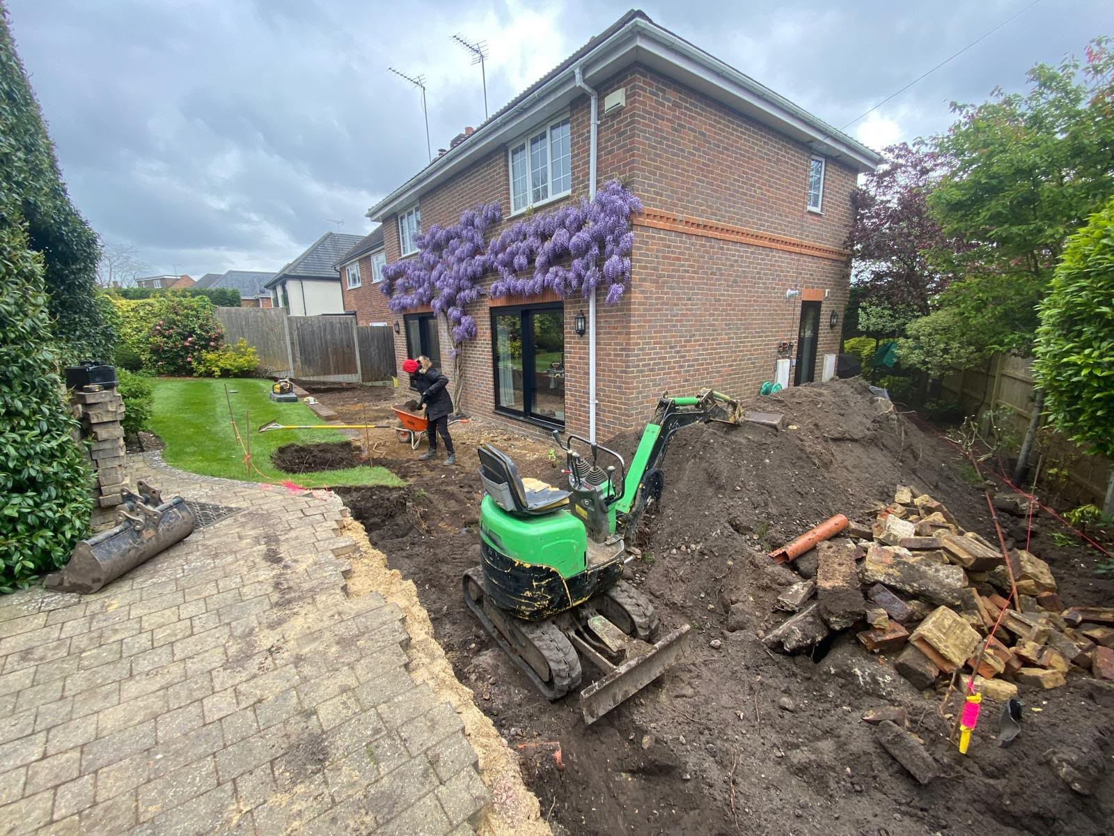 Driveway, patio and landscaping project by Hills Driveways & Patios